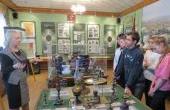 Ребята с интересом  слушают рассказ о домашнем освещении в Пензе в к. XIX нач. XX в.