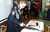 Кадеты показывают свои навыки обращения с оружием.