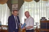 Председатель электропрофсоюза Ходаков Ю.В. вручает книгу директору филиала Пашнину П.А.