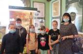 На открытие выставки-конкурса "Дорогами войны" приехали учащиеся 5 и 7-х классов школы с. Иванырс Лунинского района г. Пензы.