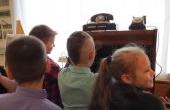 Ребята с интересом рассматривают экспонаты музея.