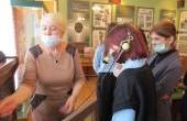 У ручной телефонной станции времен 1940-х годов.