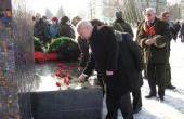 Н.Б. Ендин возлагает цветы к монументу павших