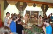 Школьники  у  макета Мемориального  комплекса "Энергетика" .