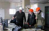 Студенты  на  объединенном  щите  управления турбинного  отделения КТЦ.