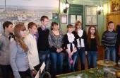 Десятиклассники  внимательно  слушают об истории  строительства  станции.