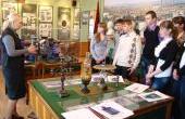 Ребята  знакомятся  и  с  историей старых  светильников , например, светцом.