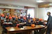 А теперь на  производство. В.С. Семин  проводит с  ребятами  инструктаж по технике безопасности в  кабинете охраны  труда.