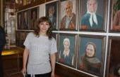 Преснякова  Татьяна рядом  с  портретом  своей  бабушки  Артамоновой О.А. -Участника  Трудового  фронта.