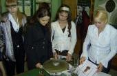 1 сентября  экскурсия  для  подшефной  школы № 48 . Ребята  рассматривают  изображения  старых  керосиновых  фонарей  и  ламп