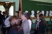 Учащиеся  и  преподаватель с  интересом  идут  во  2-й  зал  Музея.