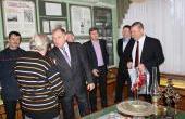Вручение  медали "50 лет Железнодорожному  району" и  ценного  подарка - Ветерану  труда Вдовиченко Г.А.