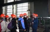Ребята проходят по  турбинному  отделению  КТЦ ТЭЦ-1.