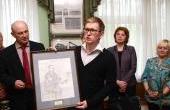 Преподаватель Хуожественного училища им. К.А. Савицкого Акжигитов И.К.  преподнес в дар Музею работы молодых художников.