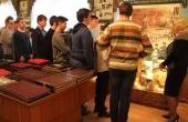 У витрины, посвященной 65-летию Победы в ВОВ.