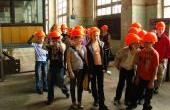 Прогулка  по цехам  станции в  настоящих касках  позволяет  почувствовать  себя  настоящими  энергетиками.