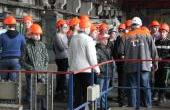 Ребята внимательно слушают как работает турбина.