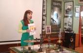 Юлия Фаюстова читае свои стихи о войне.