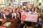 Общее фото в Музее энергетики с плакатами акции "Вместе ярче".